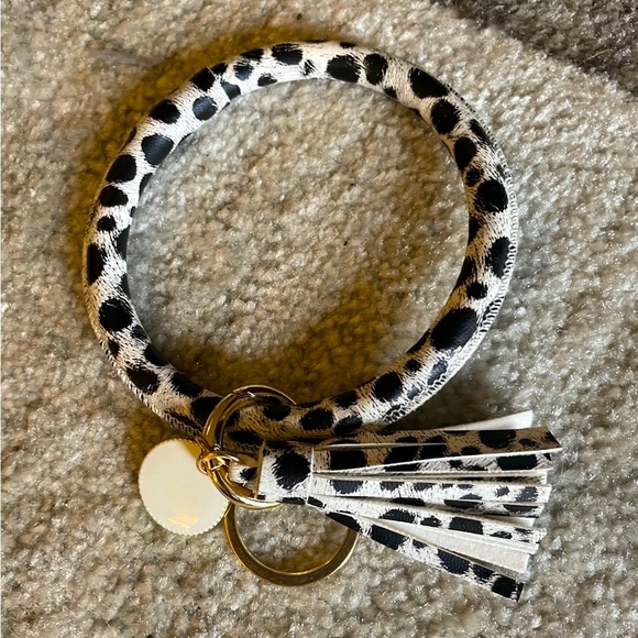 NEW Key Holder, fits right on your arm - Picture 2 of 2